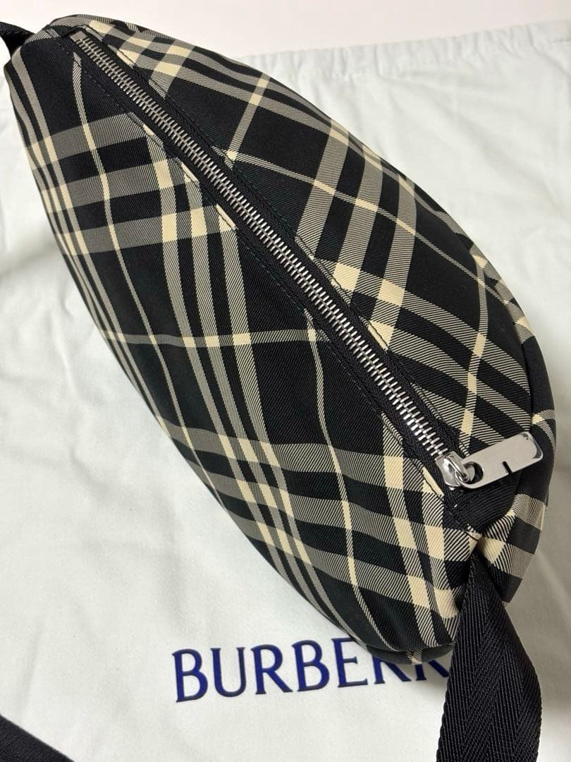 新品《 BURBERRY バーバリー 》チェック ベルトバッグ / ブラック