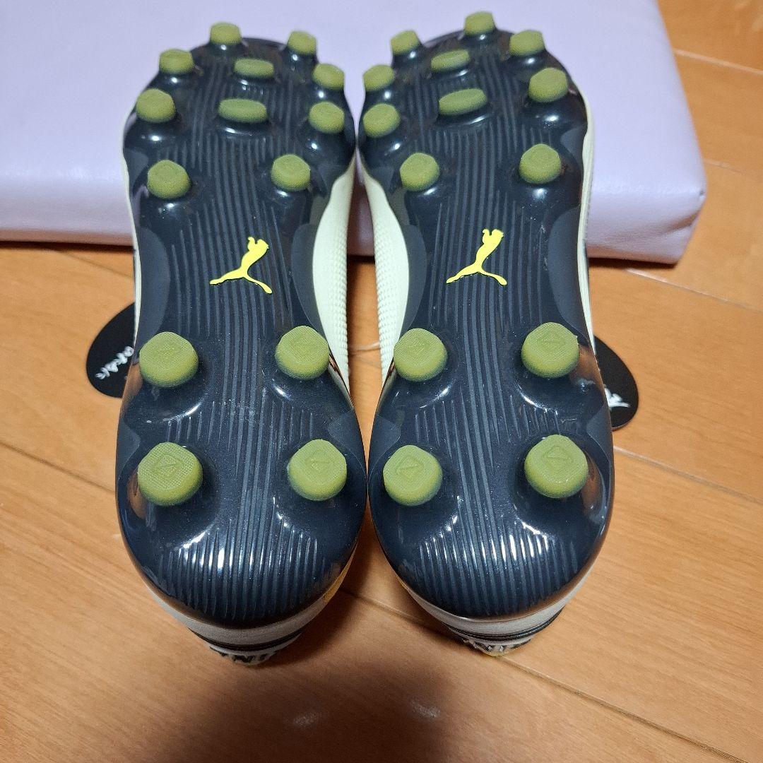 プーマキングアルティメット　HG/AG 26cm ホワイト/イエロー