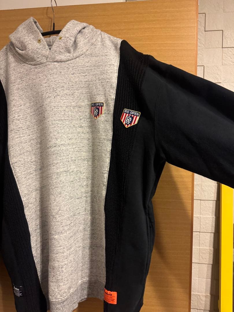 グレーと黒のフード付きパーカー