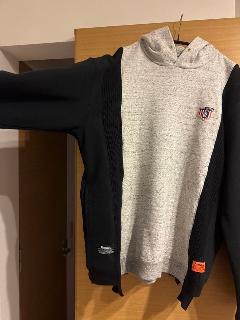 グレーと黒のフード付きパーカー