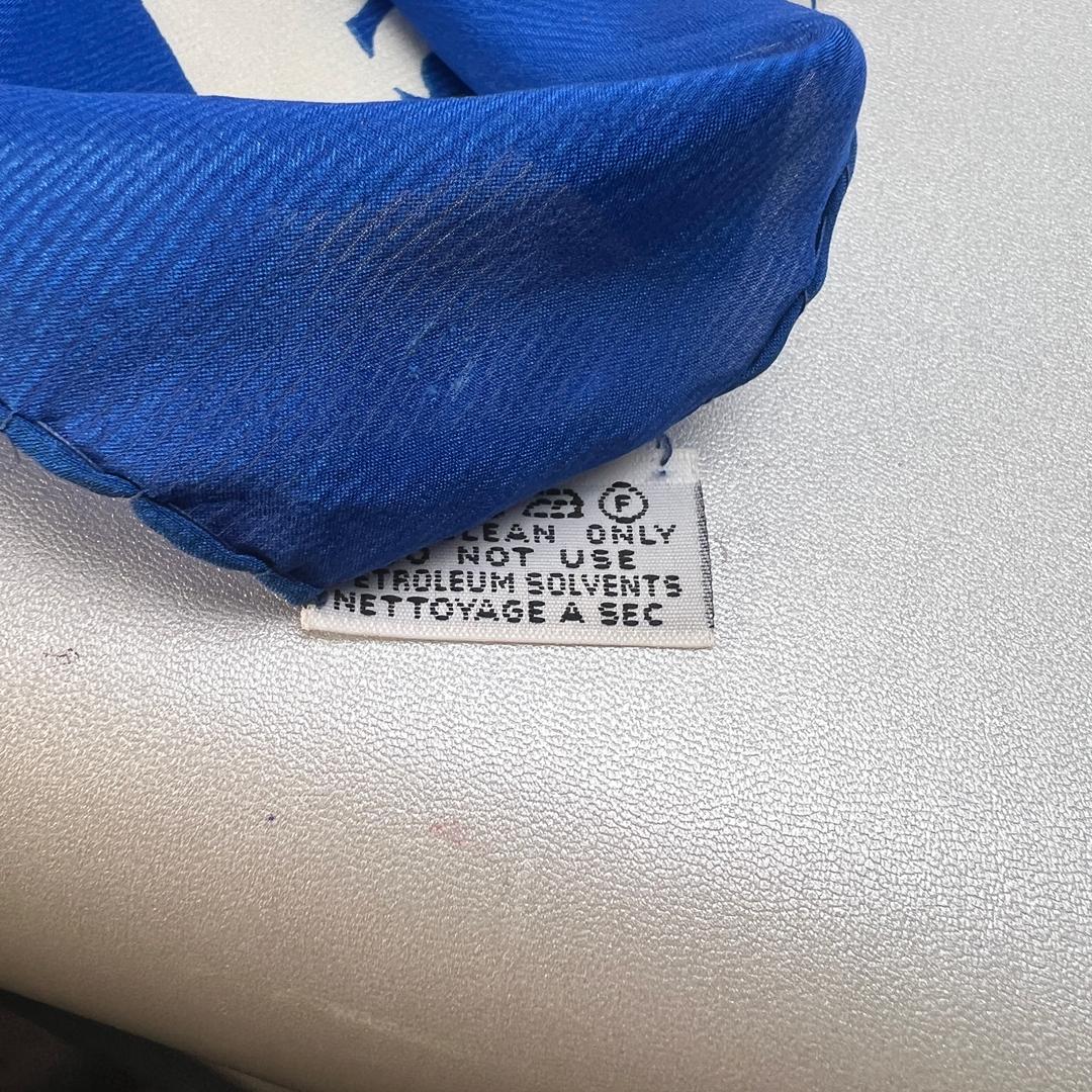 CHANEL シャネル タグ付き シルク スカーフ ブルー A-9492