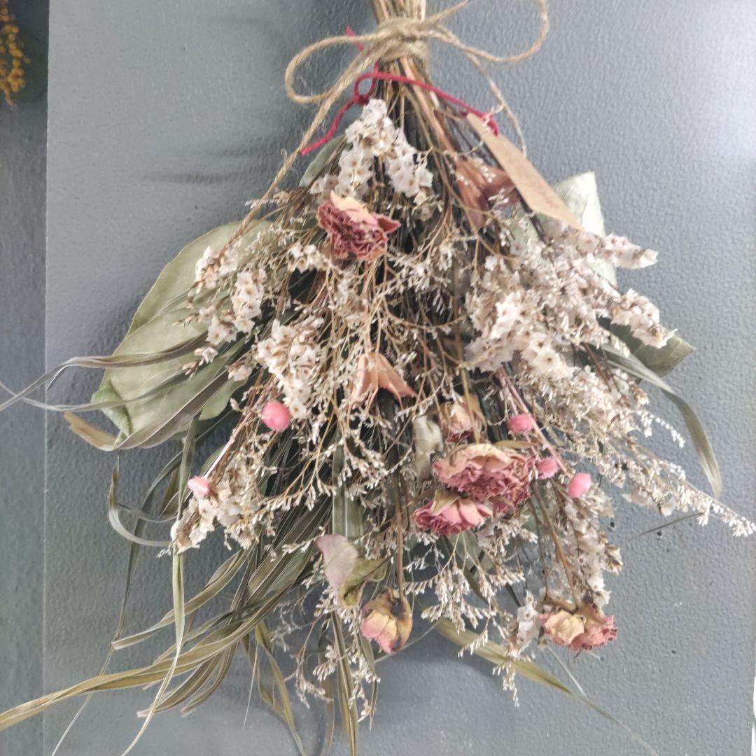 ヒライラ様　ご依頼分　ミモザとスプレーバラのスワッグ