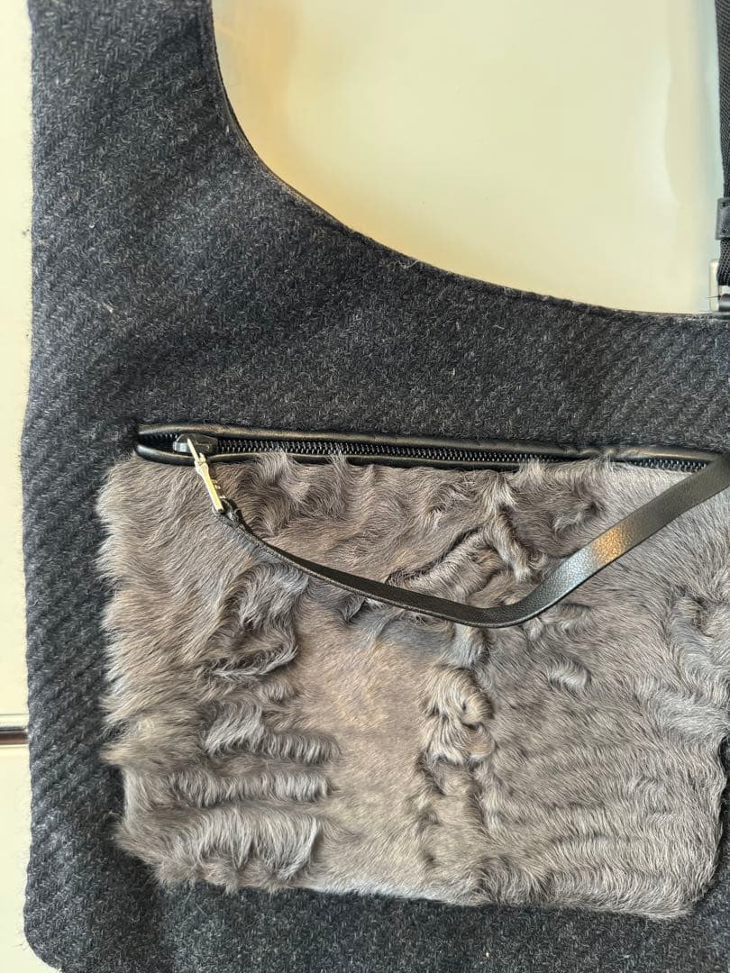 プラダ　ブラックファーボディバッグ