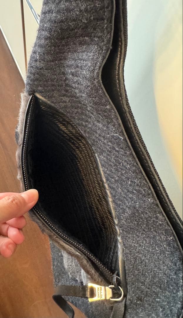 プラダ　ブラックファーボディバッグ