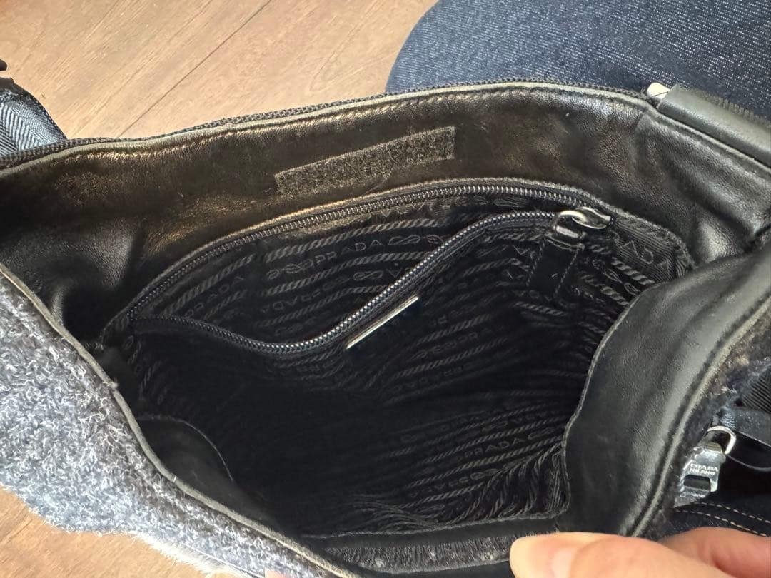 プラダ　ブラックファーボディバッグ