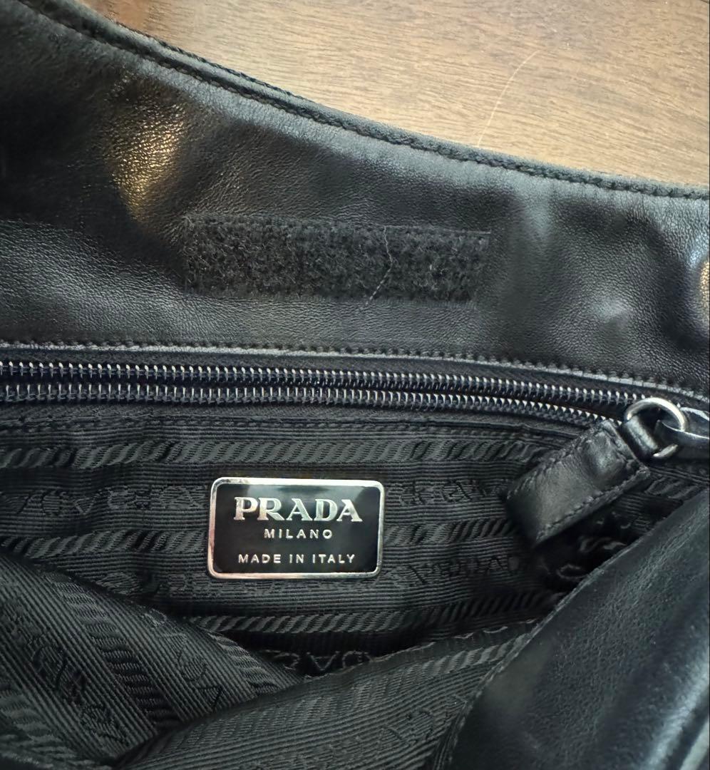 プラダ　ブラックファーボディバッグ