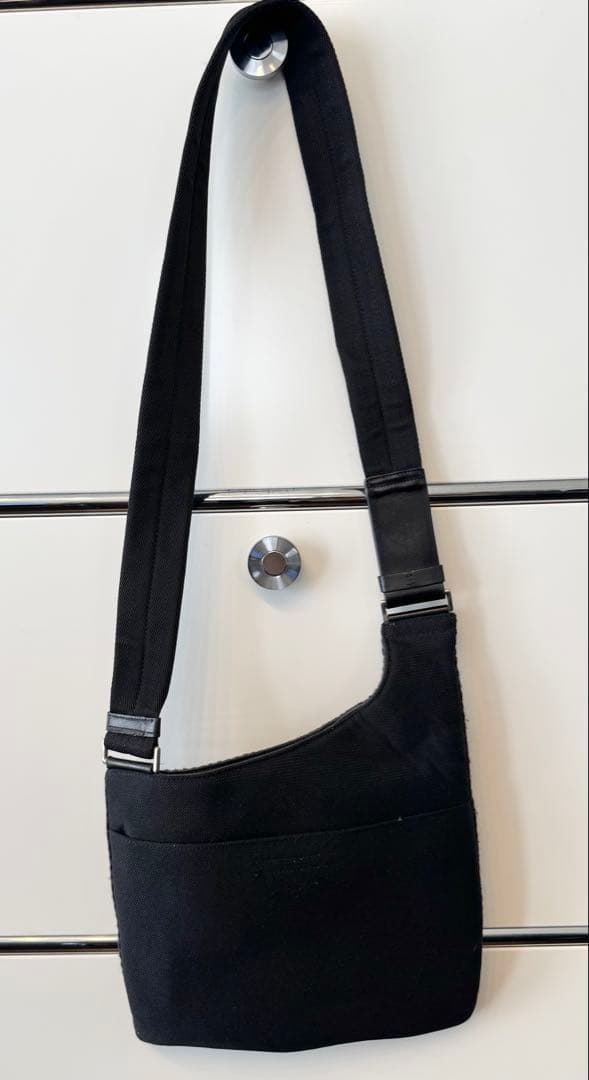 プラダ　ブラックファーボディバッグ