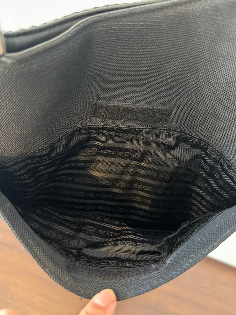 プラダ　ブラックファーボディバッグ