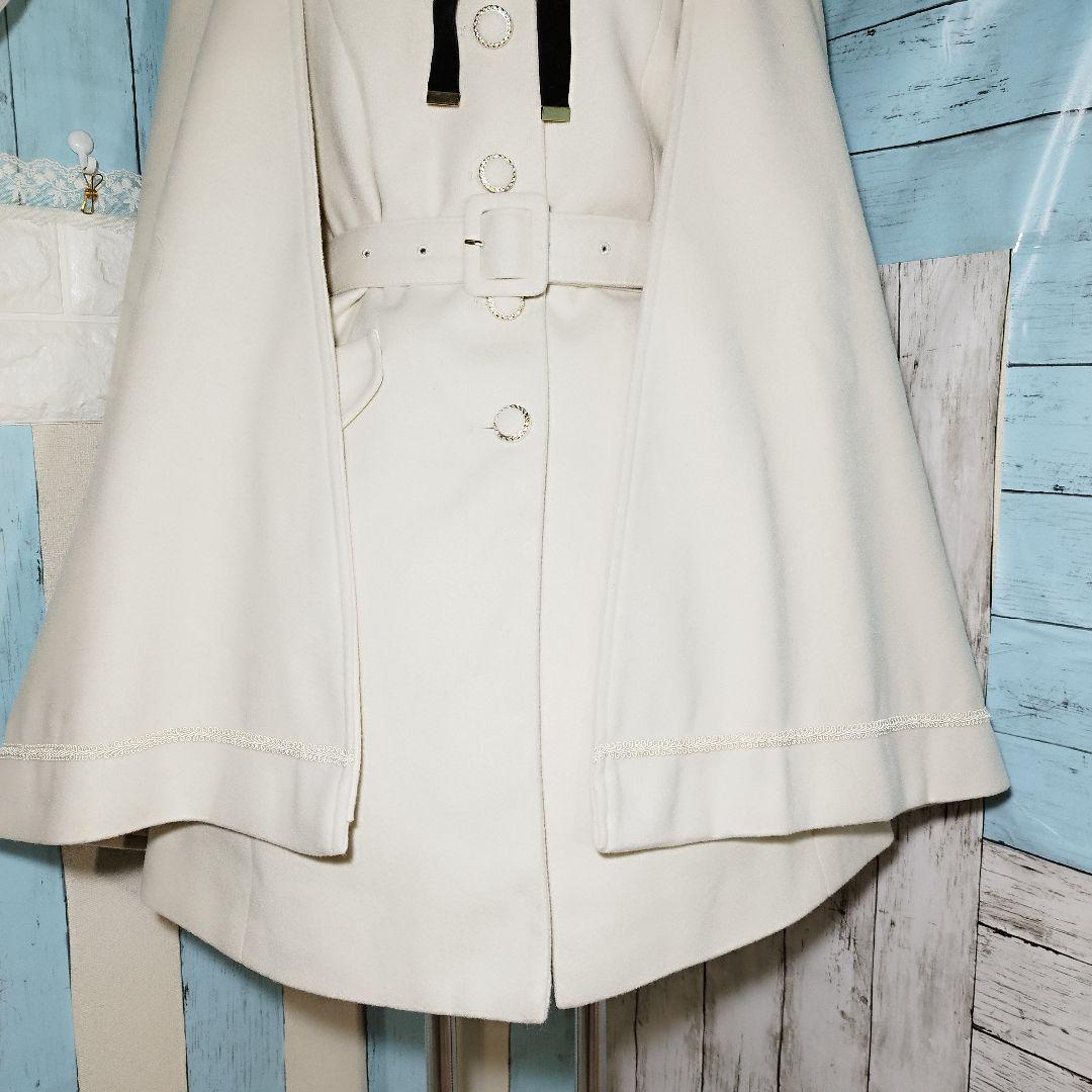 axes femme ファー襟付き ケープコート ベルト付き オフホワイト