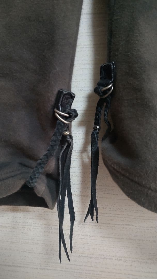 KMRii / レザーパイピングクロップドスウェットパンツ