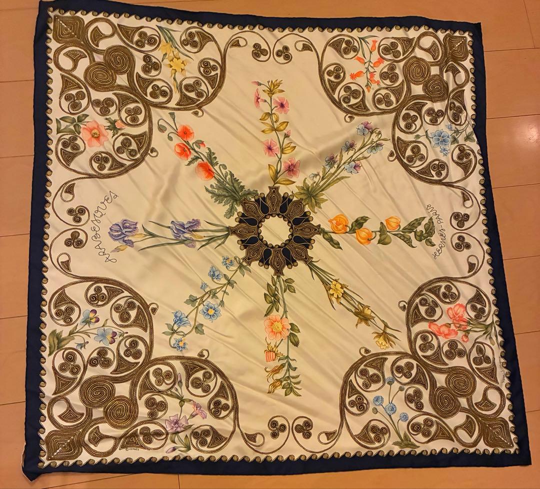 Hermès 花柄シルクスカーフ