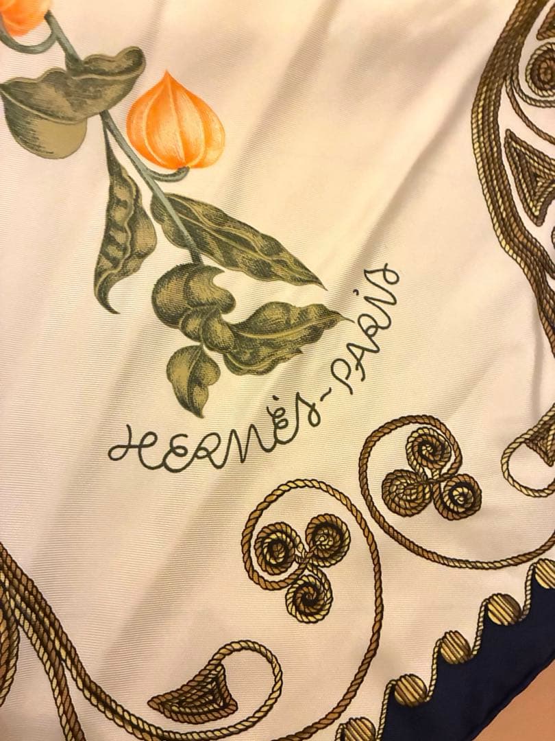 Hermès 花柄シルクスカーフ