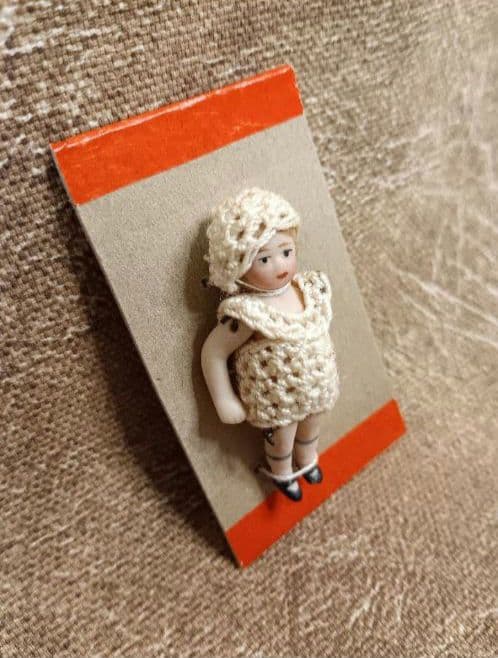 hertwig　ミニビスクドール　クリーム色