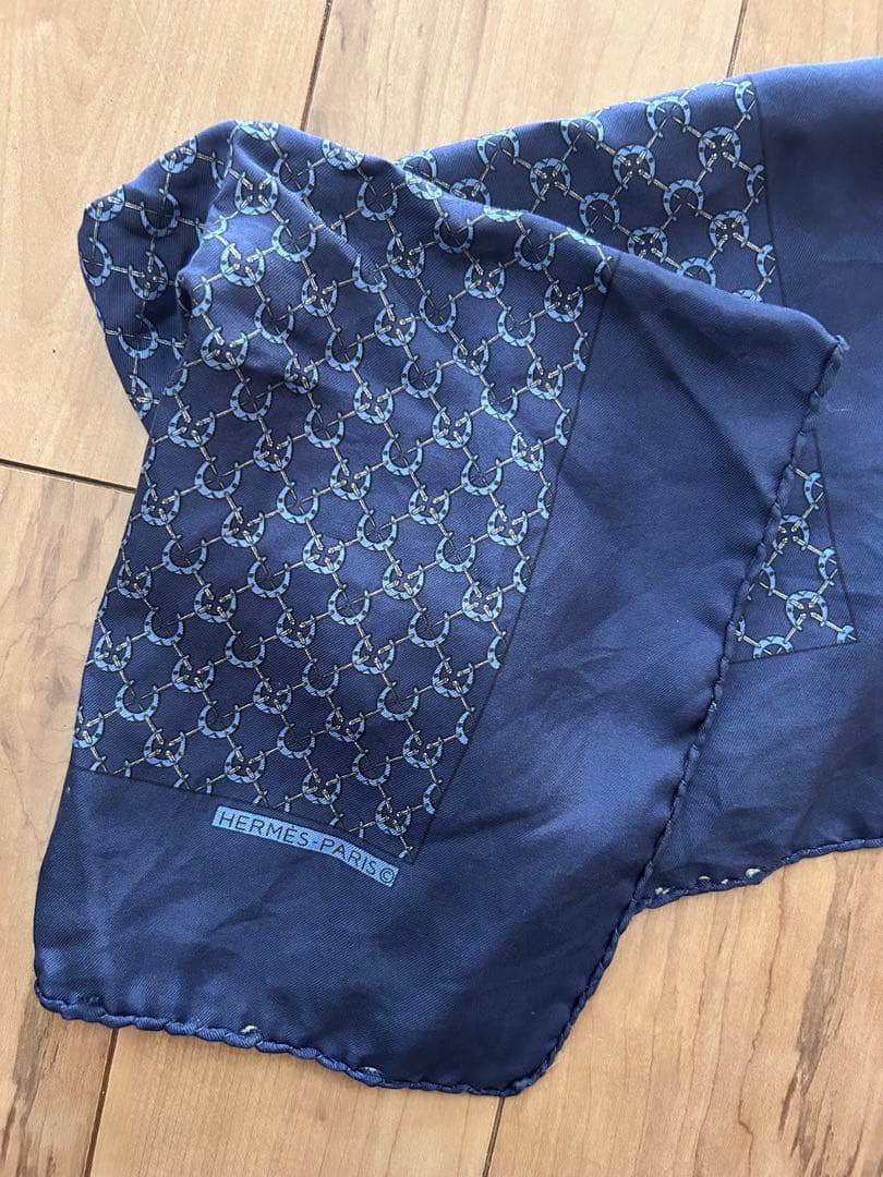 HERMES エルメス　ネイビー シルクスカーフ カレ42