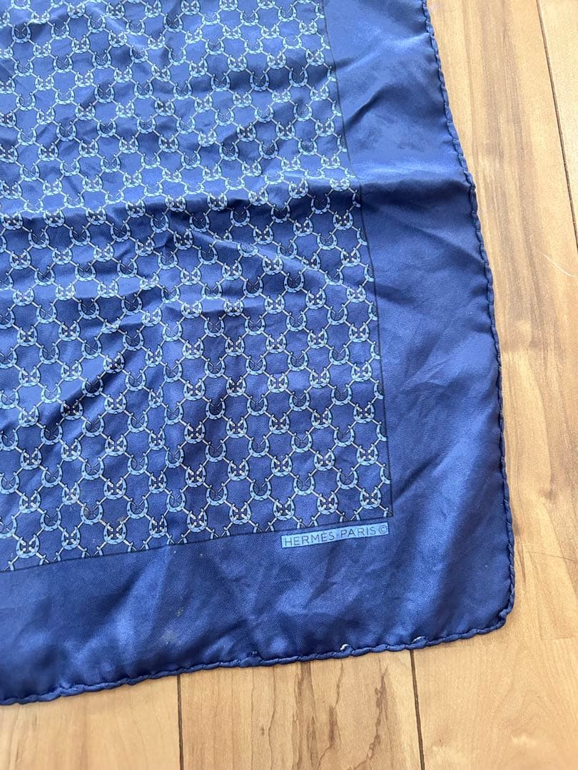 HERMES エルメス　ネイビー シルクスカーフ カレ42