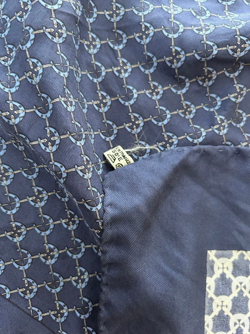 HERMES エルメス　ネイビー シルクスカーフ カレ42