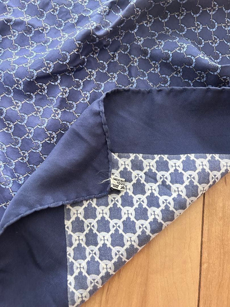 HERMES エルメス　ネイビー シルクスカーフ カレ42