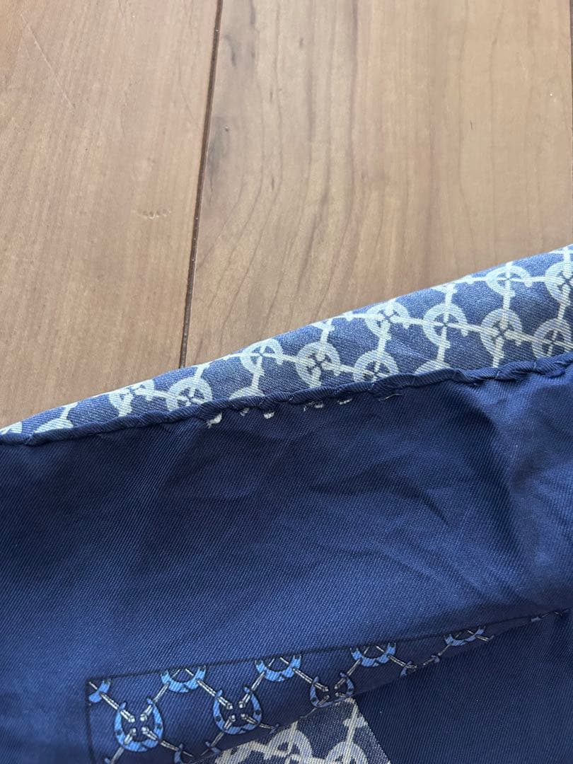 HERMES エルメス　ネイビー シルクスカーフ カレ42