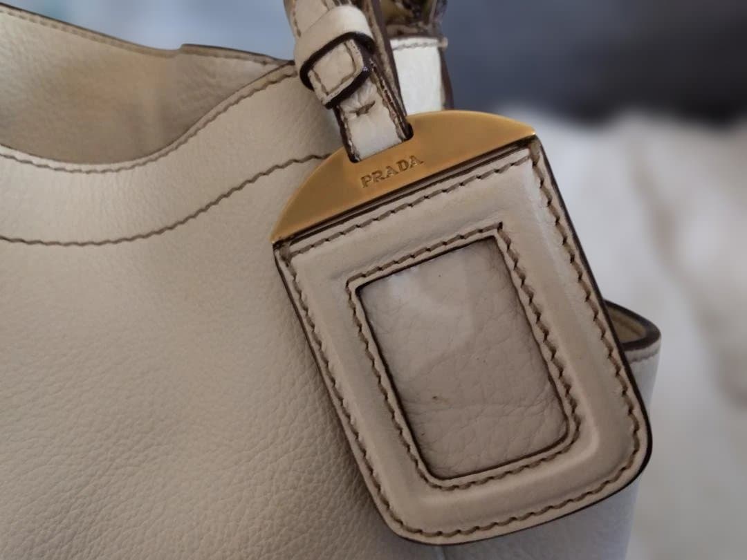 PRADA ホワイトレザー ショルダーバッグ