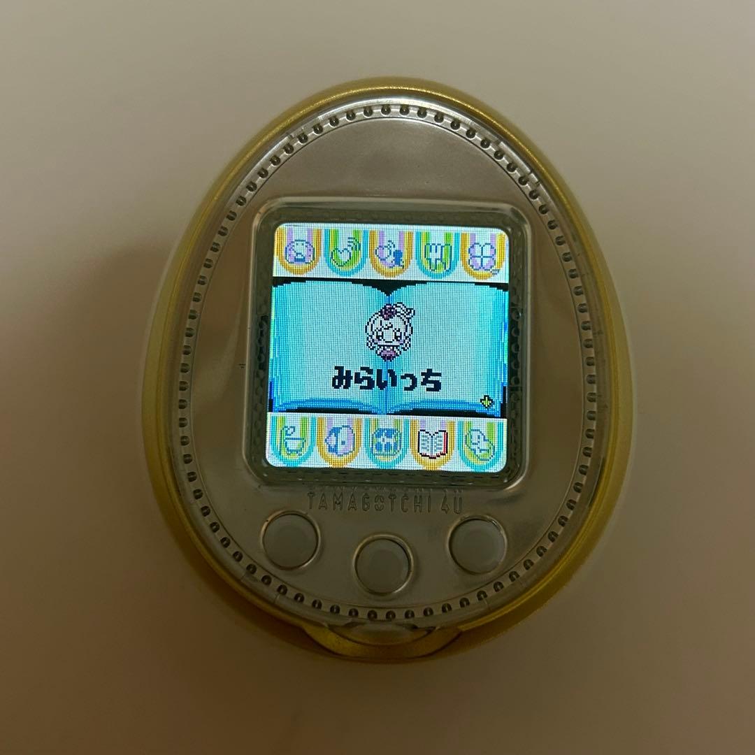 【箱、取扱説明書付き】たまごっち4u ホワイト 本体 ダウンロードキャラあり