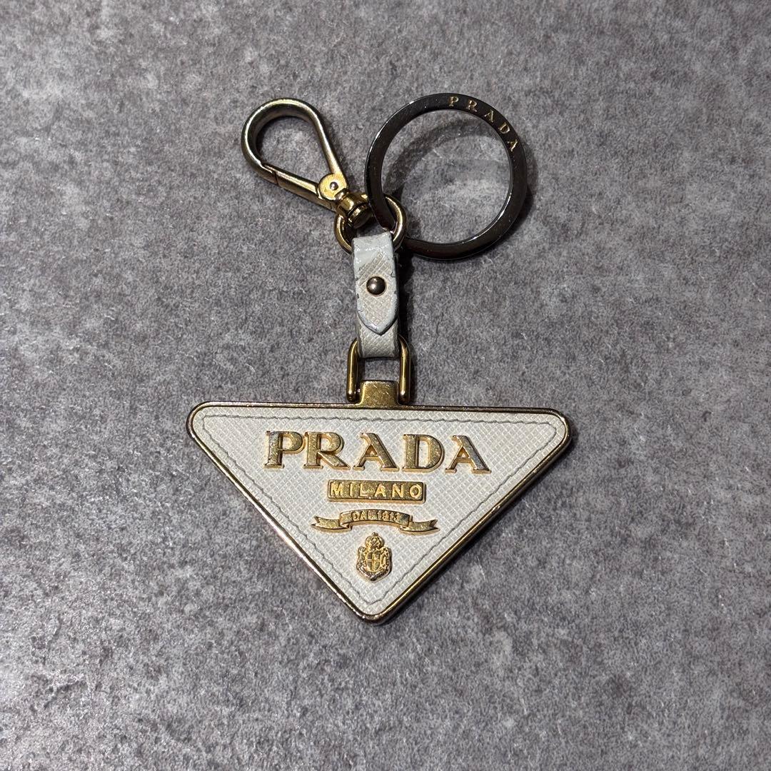 PRADA サフィアーノ トライアングル ロゴ シルバー キーホルダー
