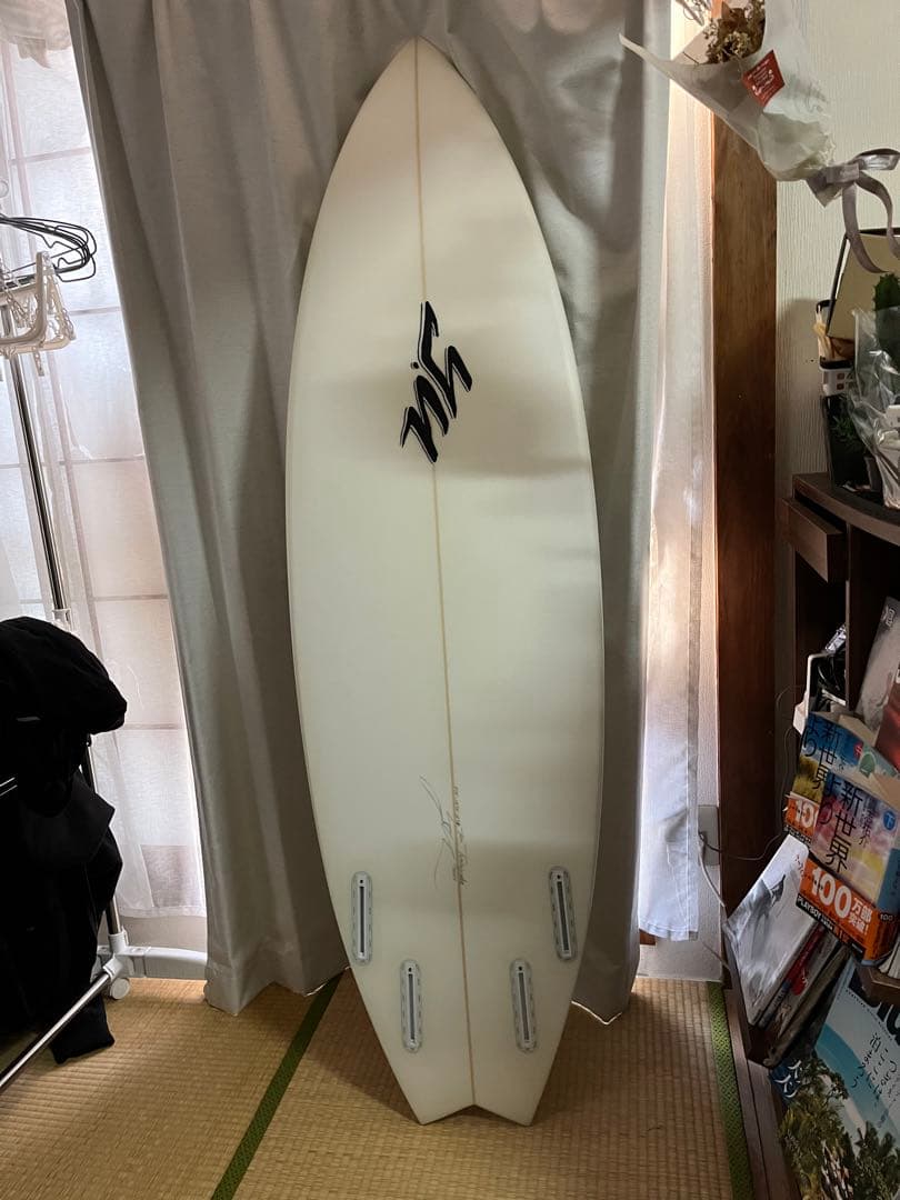 yu ショートボード ホワイト 4フィン（クワッド）