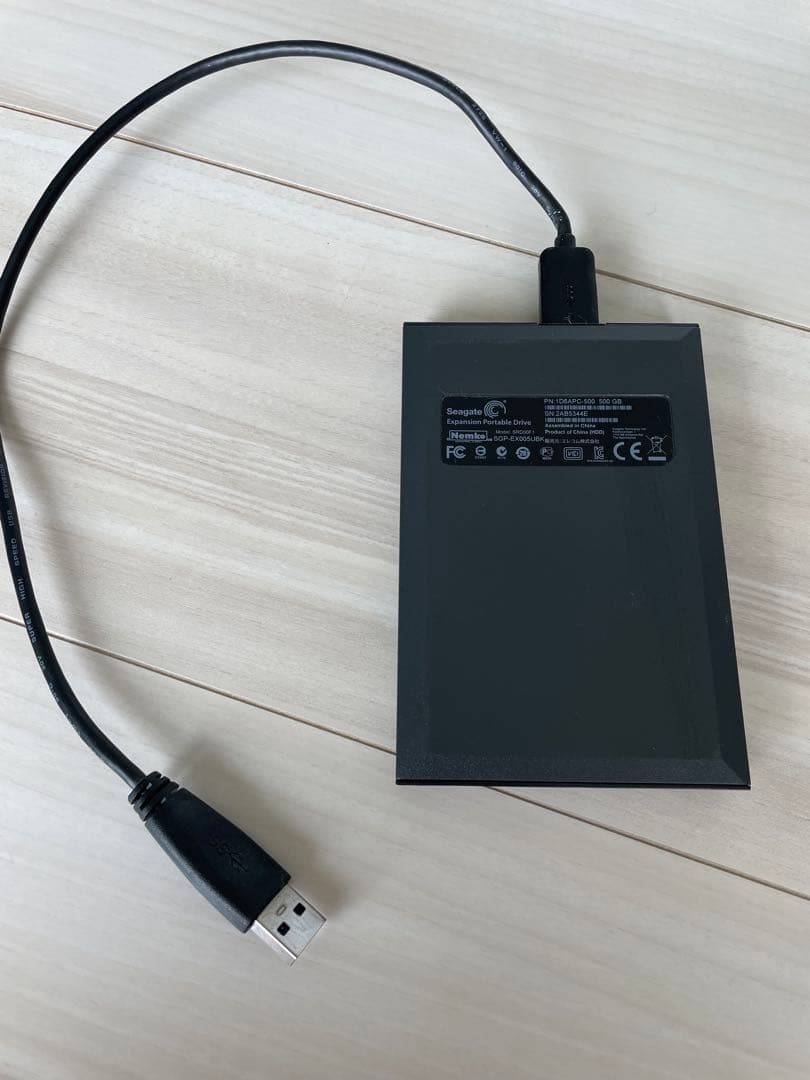 Hisense 24インチテレビとUSBハードディスクドライブ