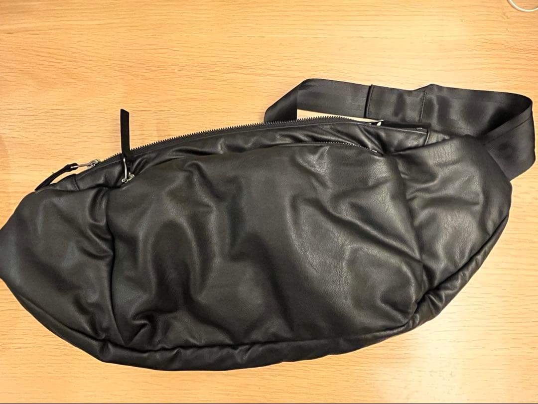 ATTACHMENT ブラック ボディバッグ