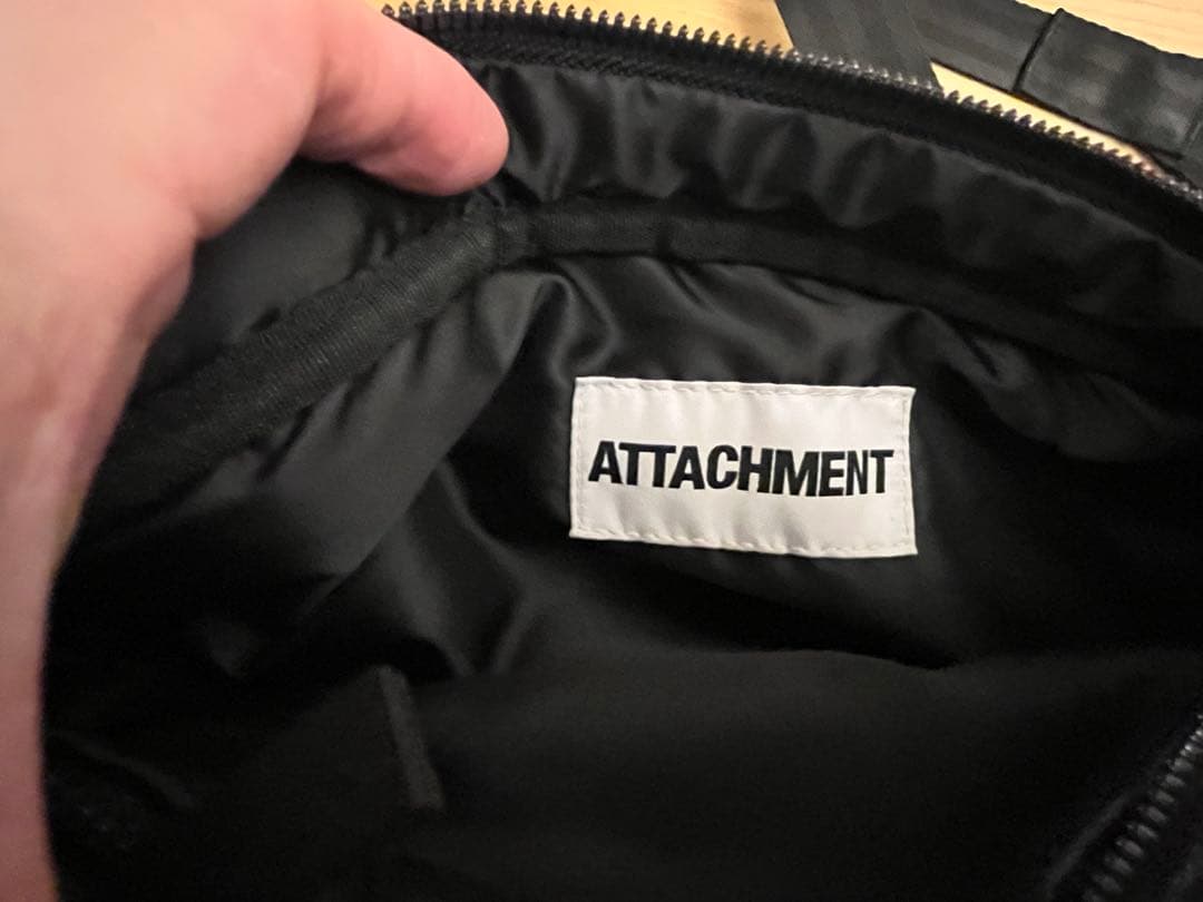 ATTACHMENT ブラック ボディバッグ