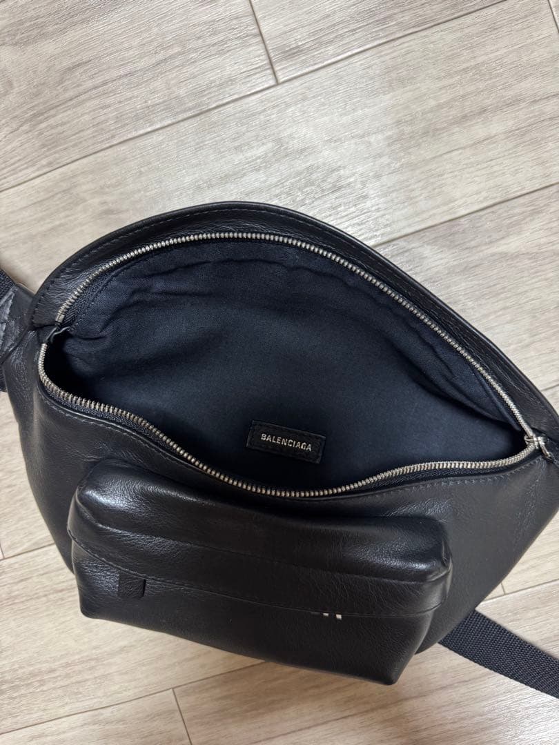 BALENCIAGA バレンシアガ　⭐︎ ボディバッグ
