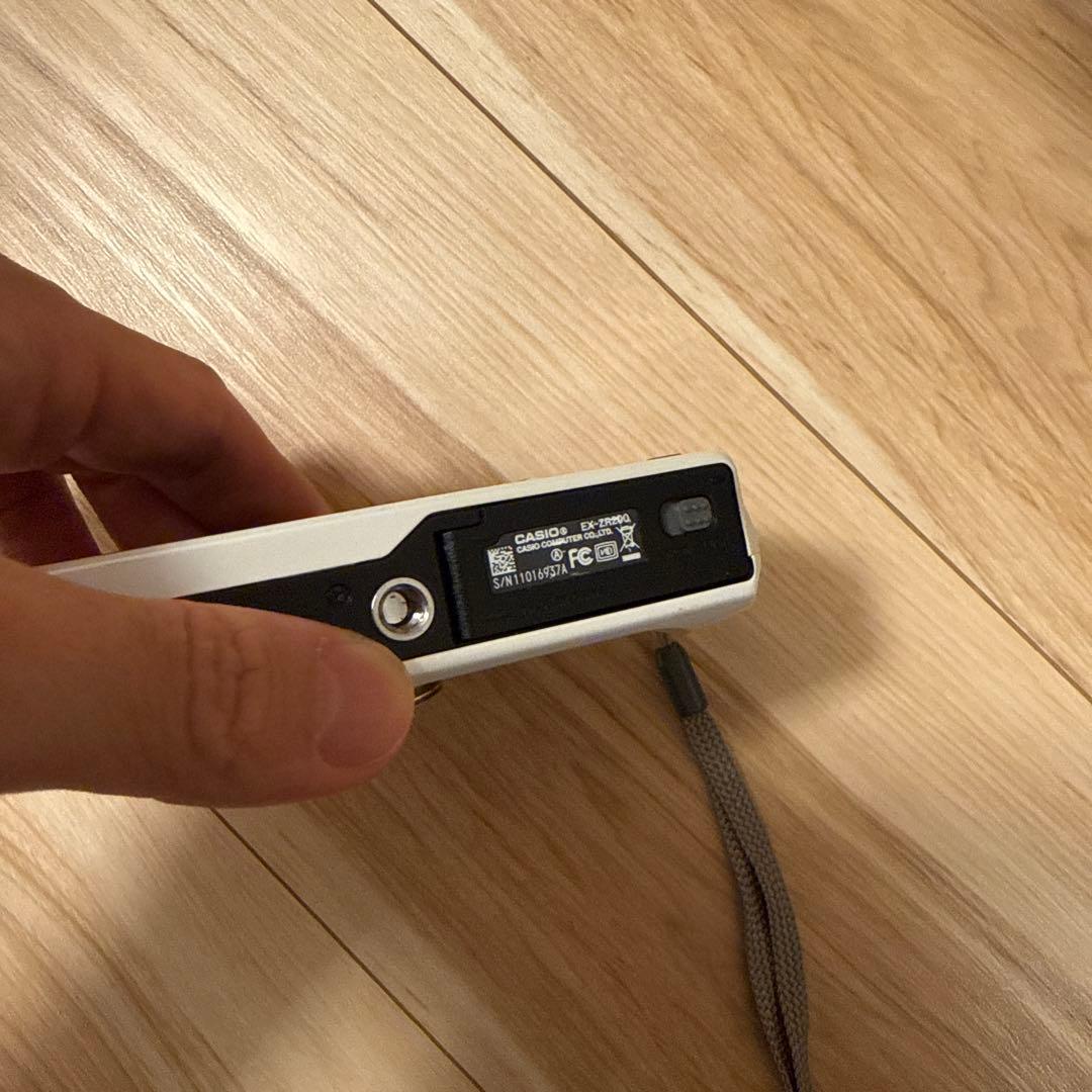 CASIO EXILIM EX-ZR200 ホワイト バッテリー 充電器 - デジタルカメラ