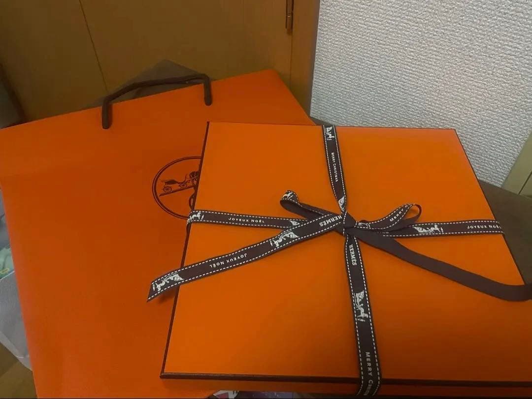 クリスマス梱包済【新品未使用】HERMES カレ スカーフ