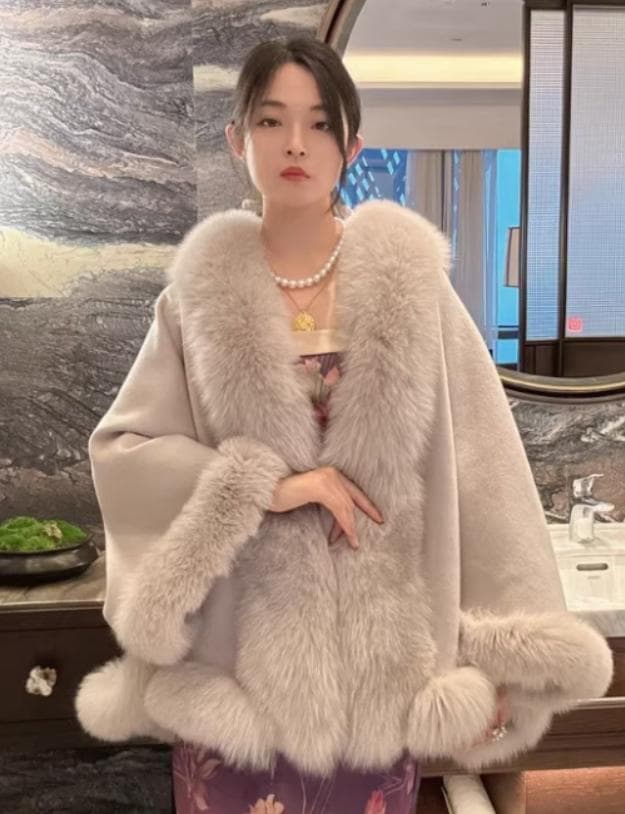 優しい雰囲気のカシミヤ混ウールフォックスファー付きポンチョ 肉厚