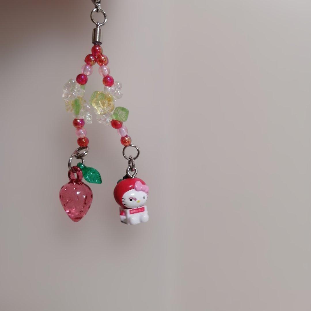 ご当地キティ 静岡イチゴ ファスナーマスコット - メルカリ