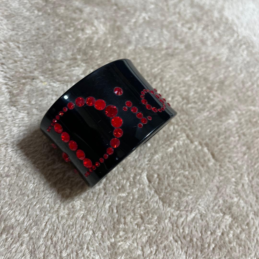 Dior ブラック バングル 赤いストーン