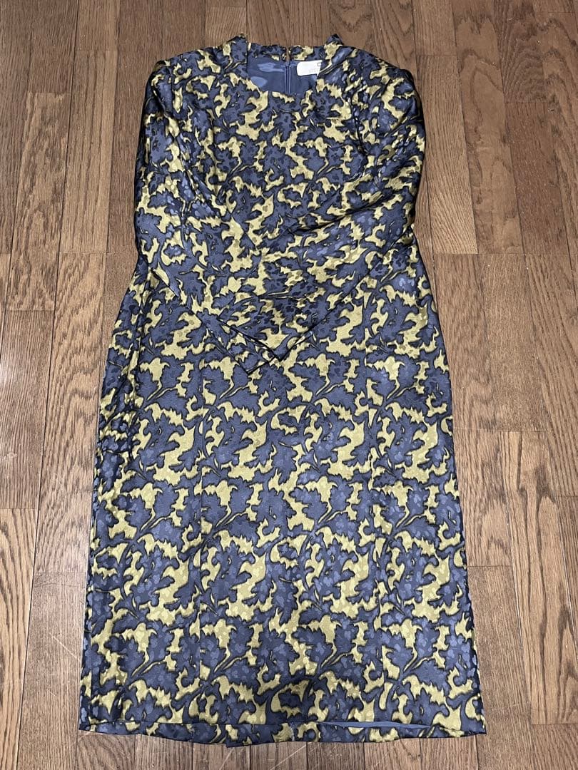 GIVENCHYの紺と淡黄グレーの総柄100%シルク長袖ワンピース　新品同様