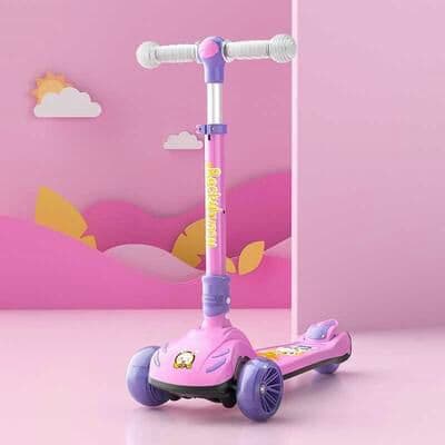 子供用スケートボードは片足で滑ると乗ることができて折り畳むこと