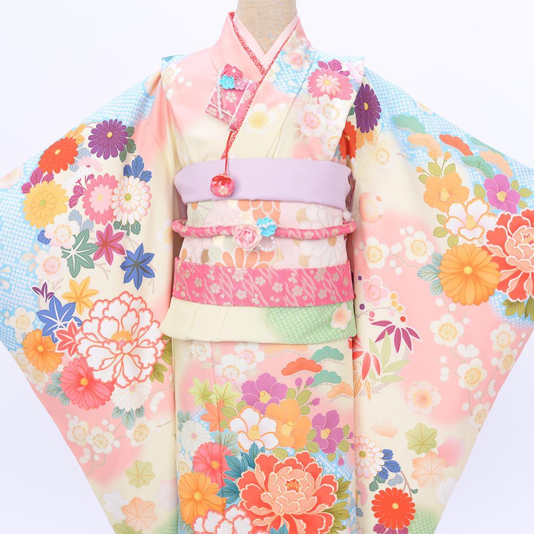 微かに煌めく桜の地紋に八重桜と藤の花々も艶っぽく華やかな7歳七五三