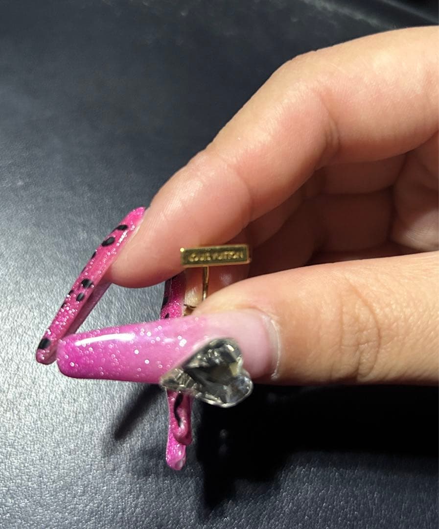 LOUIS VUITTON ルイヴィトン　ピアス　LVロゴ片耳用