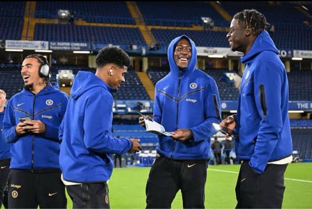 カ*イ様 ナイキ テックフリース チェルシー 上のみ海外限定 胸