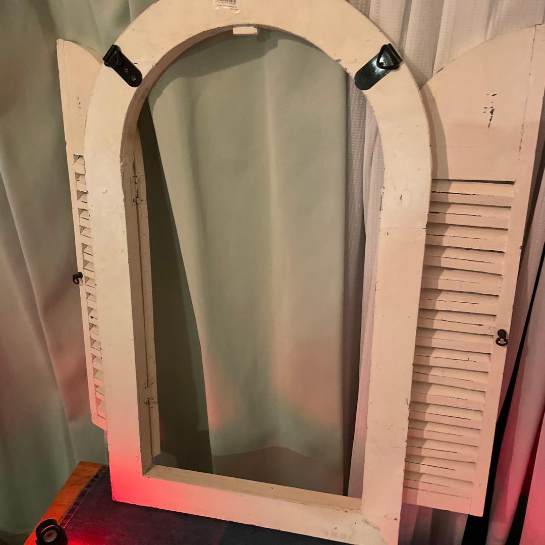 アーチ型ホワイトシャッター