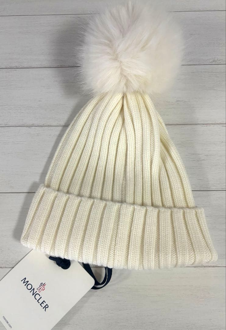 MONCLER モンクレール　ホワイト ポンポン付きニット帽