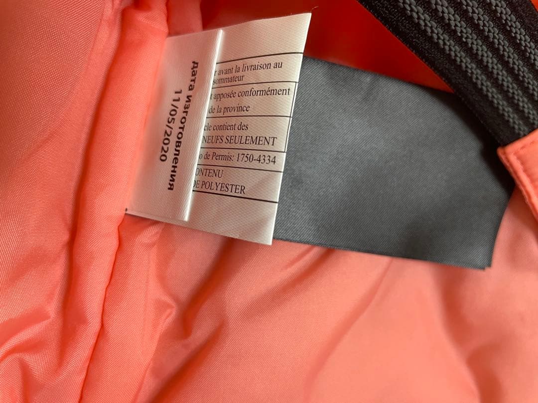 新品　バートン　キッズスノーボード上下セットとグローブとニット帽の4点セット