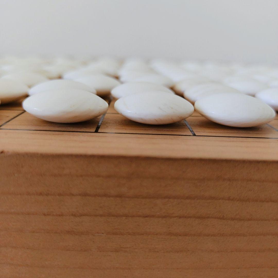 囲碁盤　柾目碁盤　へそ・足付き　厚み約5寸7分（175㎜）蛤碁石32~33号級