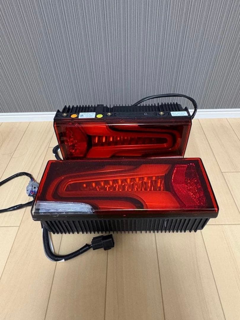 K*1様 三菱ふそう純正新型[24モデル]キャンターLEDテール　二連サイズ