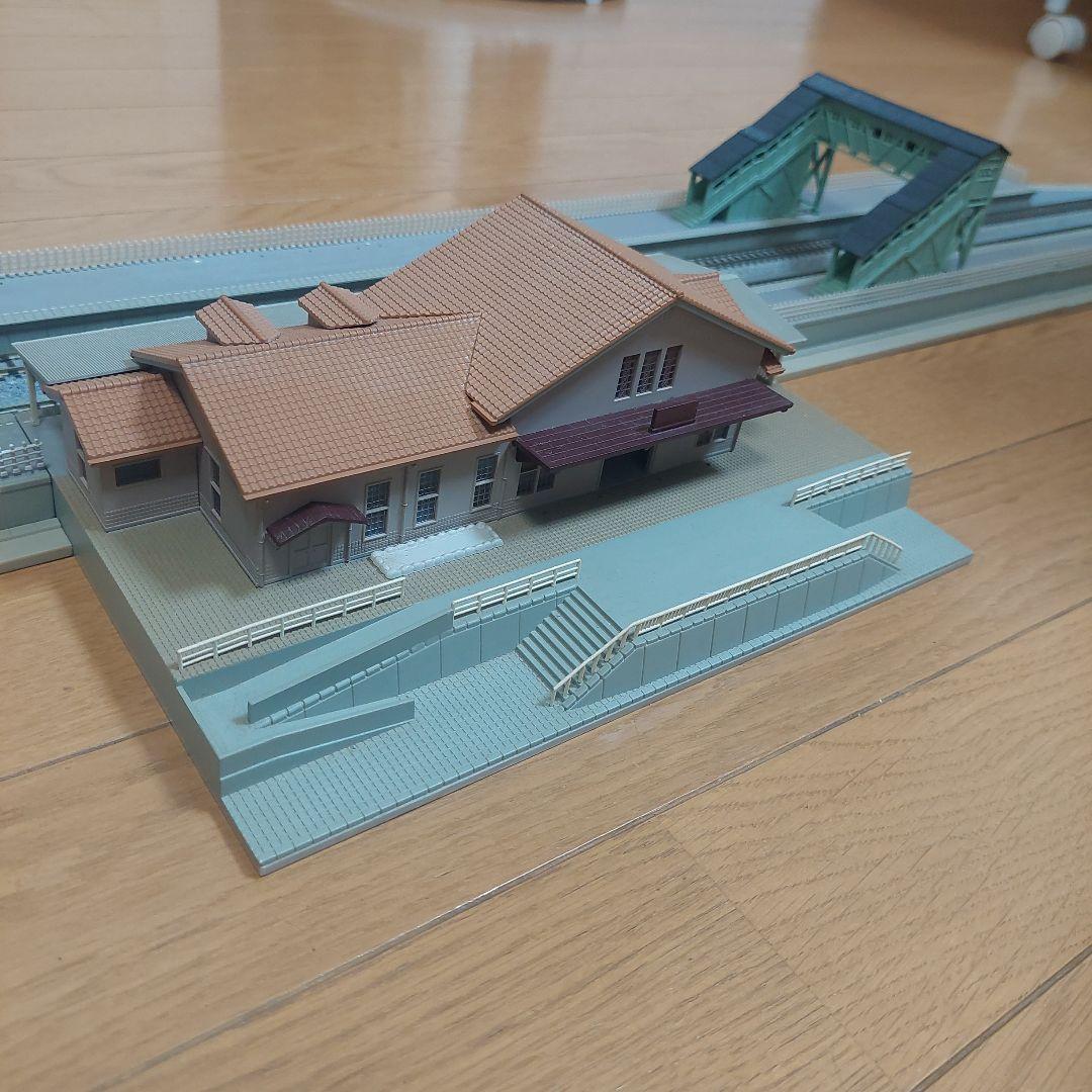 KATO 複線プレート地上駅舎+複線プレート対向式ホーム+跨線橋 - メルカリ