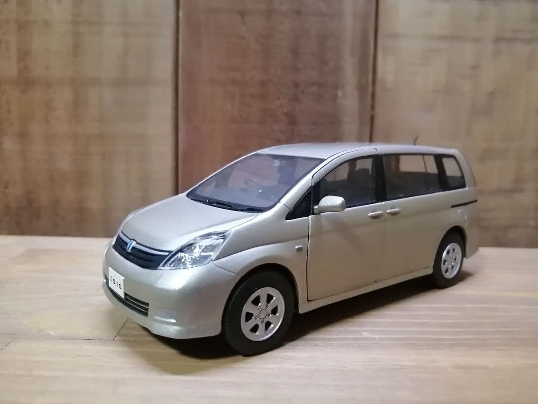 トヨタ アイシス 1/30プルバックミニカー、ベージュメタリック - メルカリ