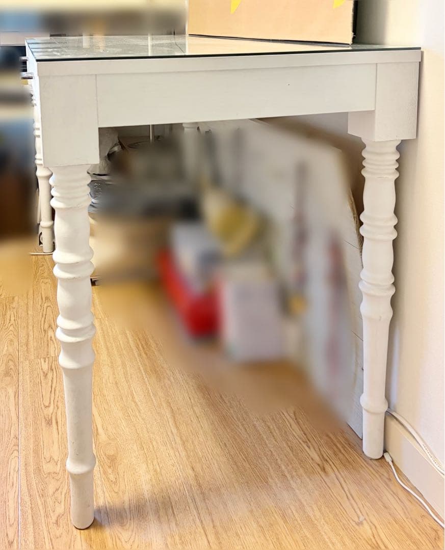 ホワイト木製デスク ガラス天板 アンティーク風 作業机 オン