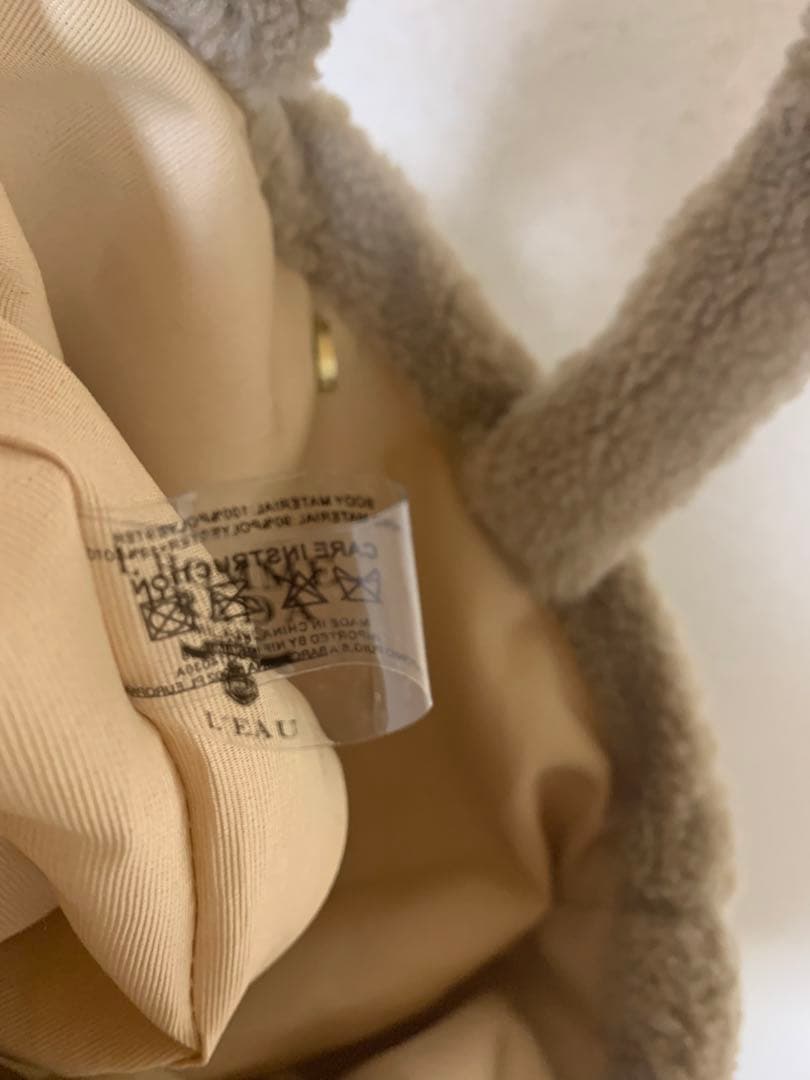 プラダノベルティ新品未使用フリースハンドバッグ ベージュ - メルカリ