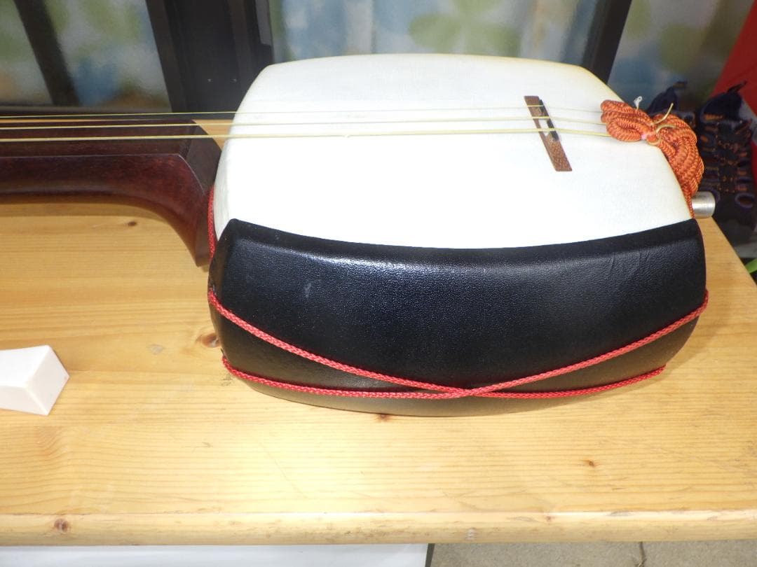 津軽三味線太棹年代物骨董品.金細皮破れなし.ハードケース付